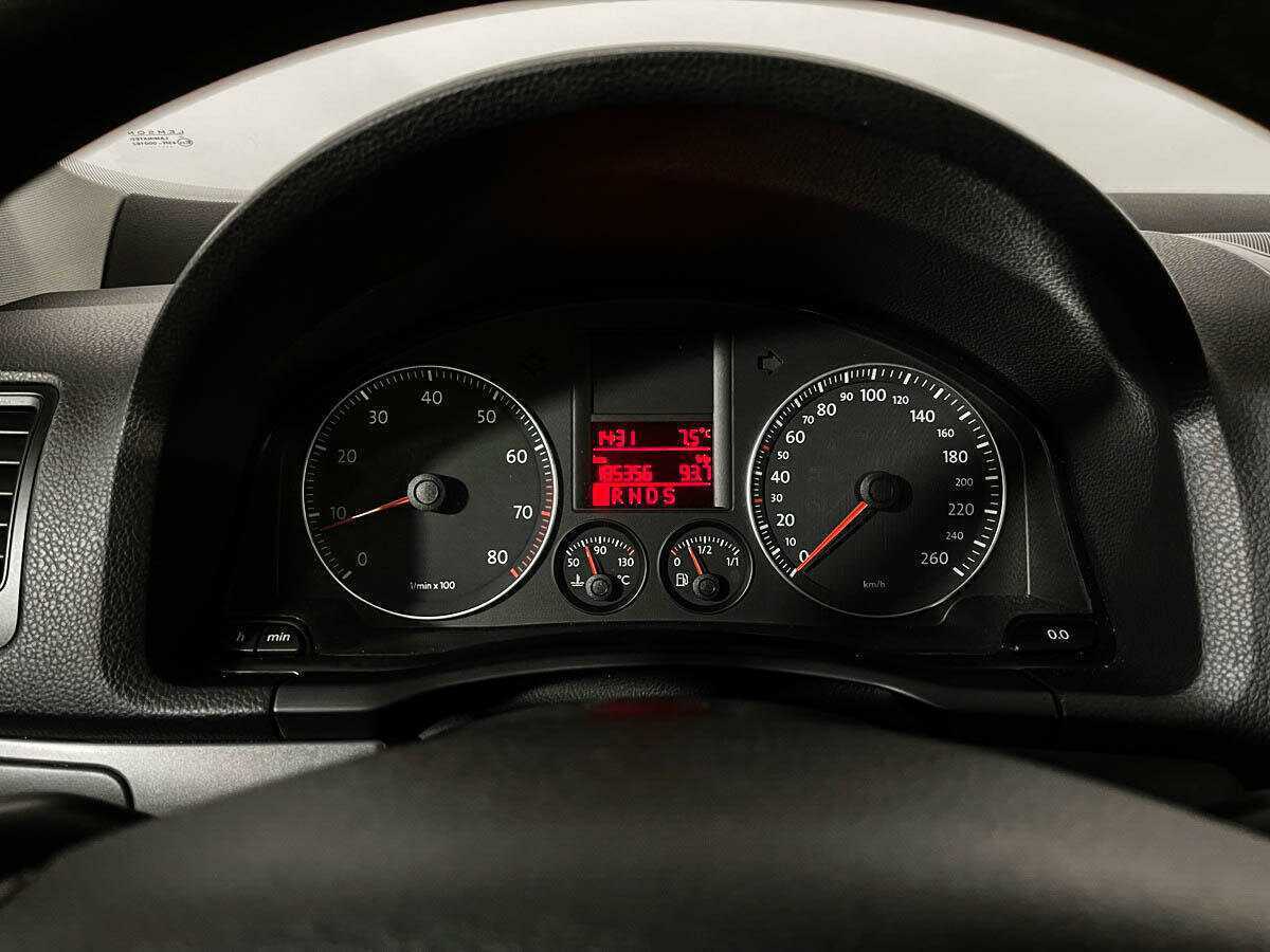 Volkswagen Jetta с пробегом — 2006 год. Фото: #8