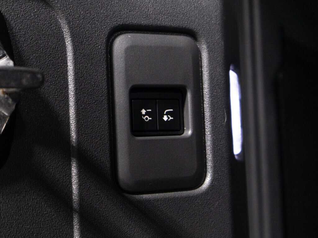 Land Rover Defender с пробегом — 2021 год. Фото: #13