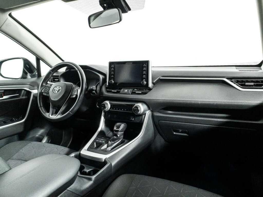 Toyota RAV4 с пробегом — 2020 год. Фото: #8