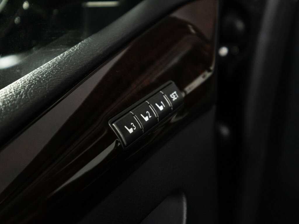 Lexus LX с пробегом — 2011 год. Фото: #16