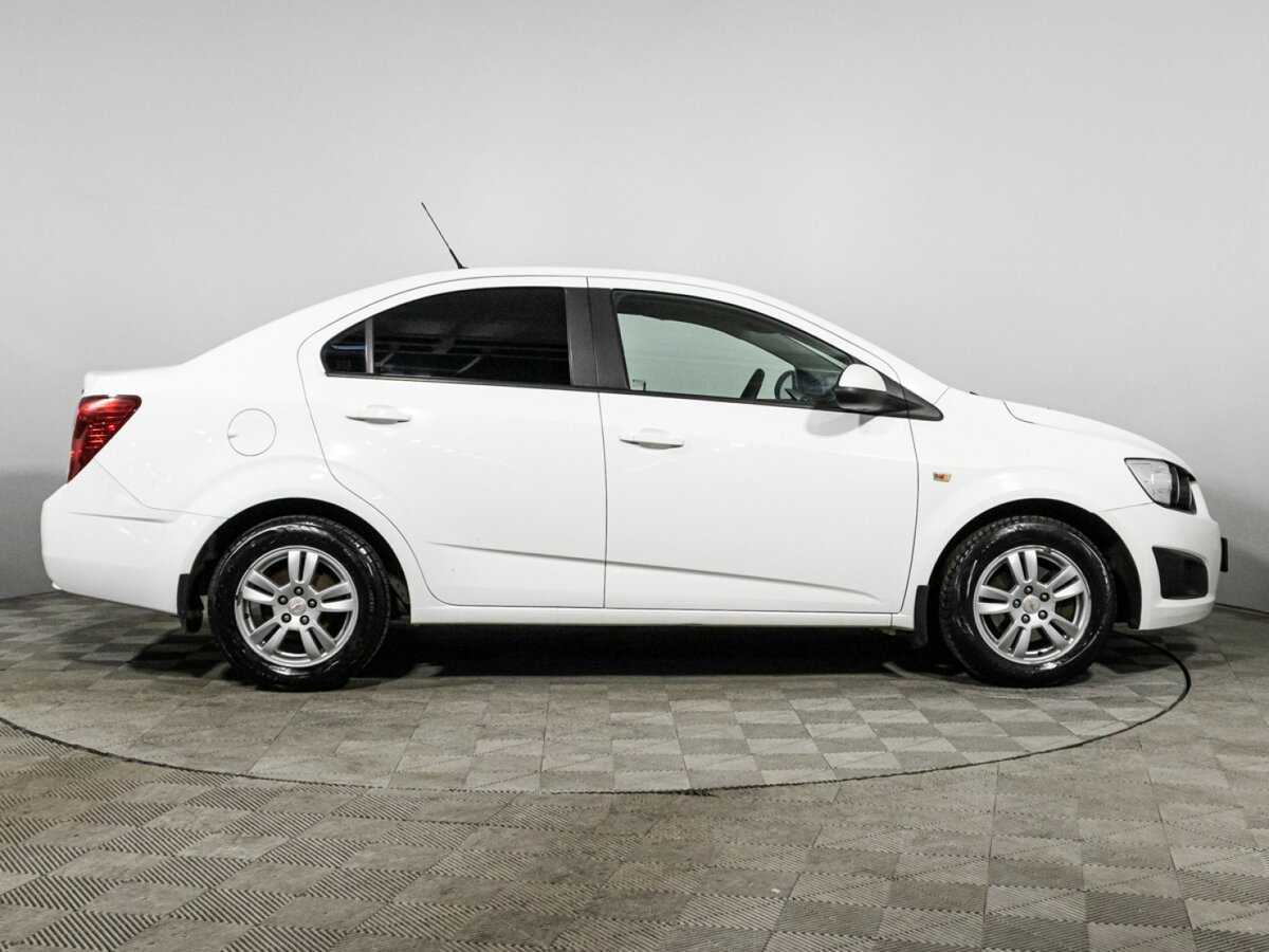 Chevrolet Aveo с пробегом — 2015 год. Фото: #3