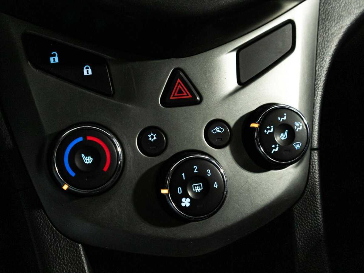 Chevrolet Aveo с пробегом — 2015 год. Фото: #14