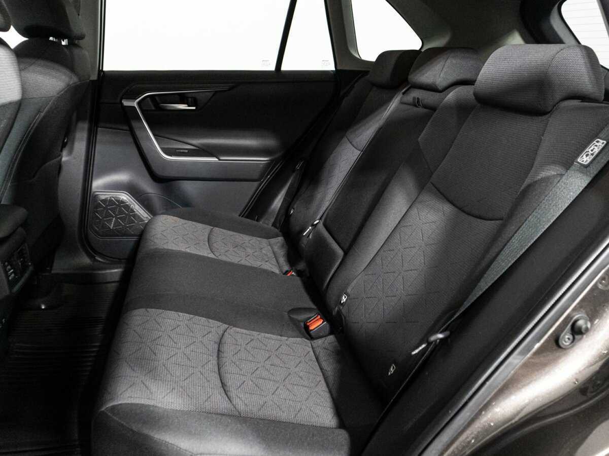 Toyota RAV4 с пробегом — 2021 год. Фото: #9