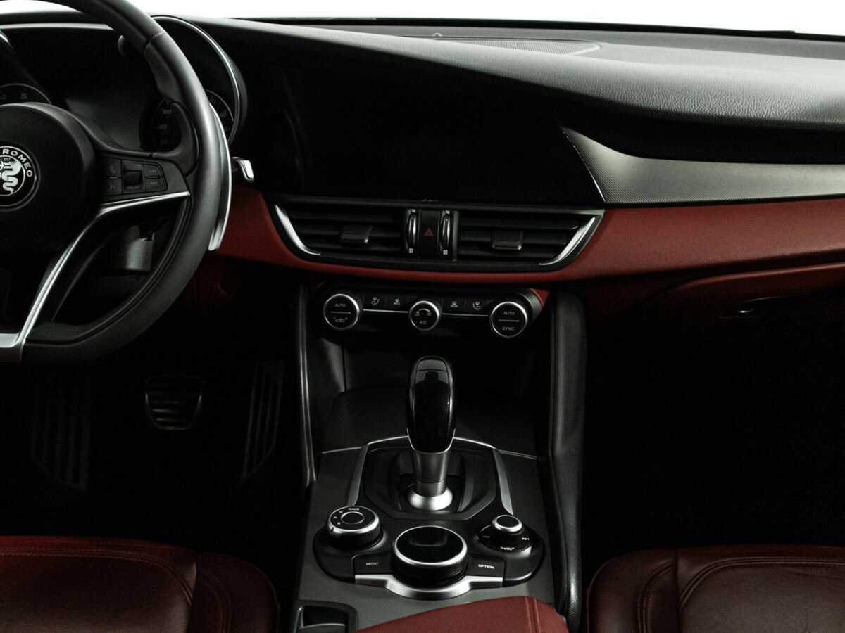 Alfa Romeo Giulia с пробегом — 2019 год. Фото: #13