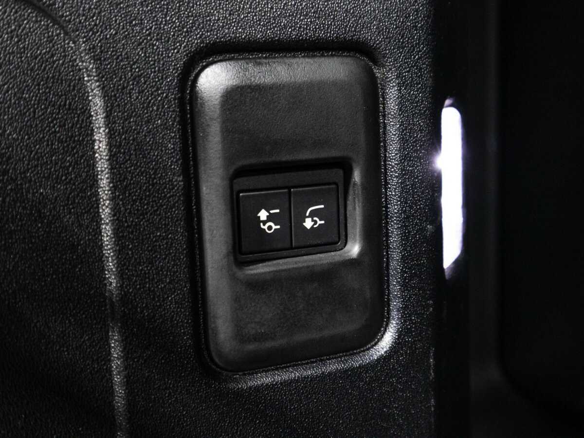 Land Rover Defender с пробегом — 2020 год. Фото: #13