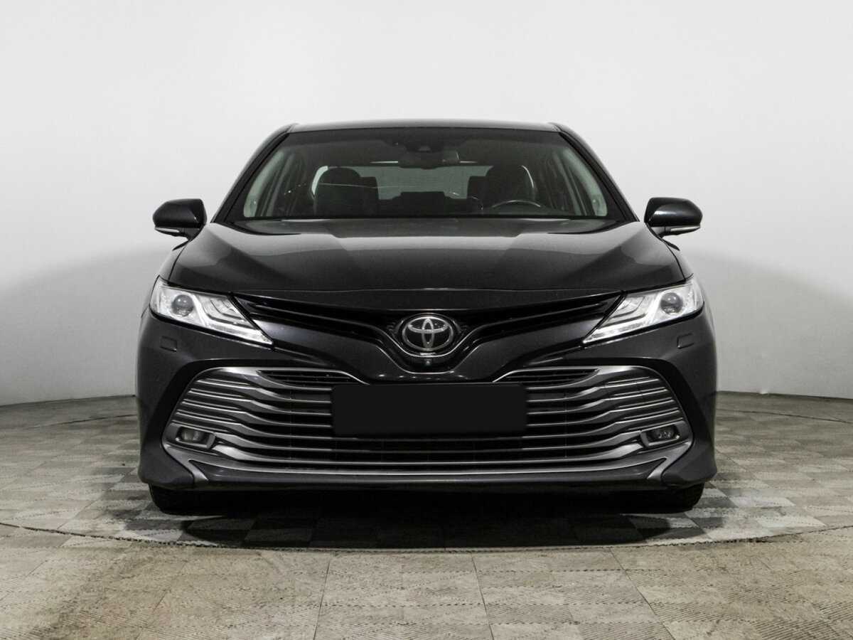 Toyota Camry с пробегом — 2018 год. Фото: #1