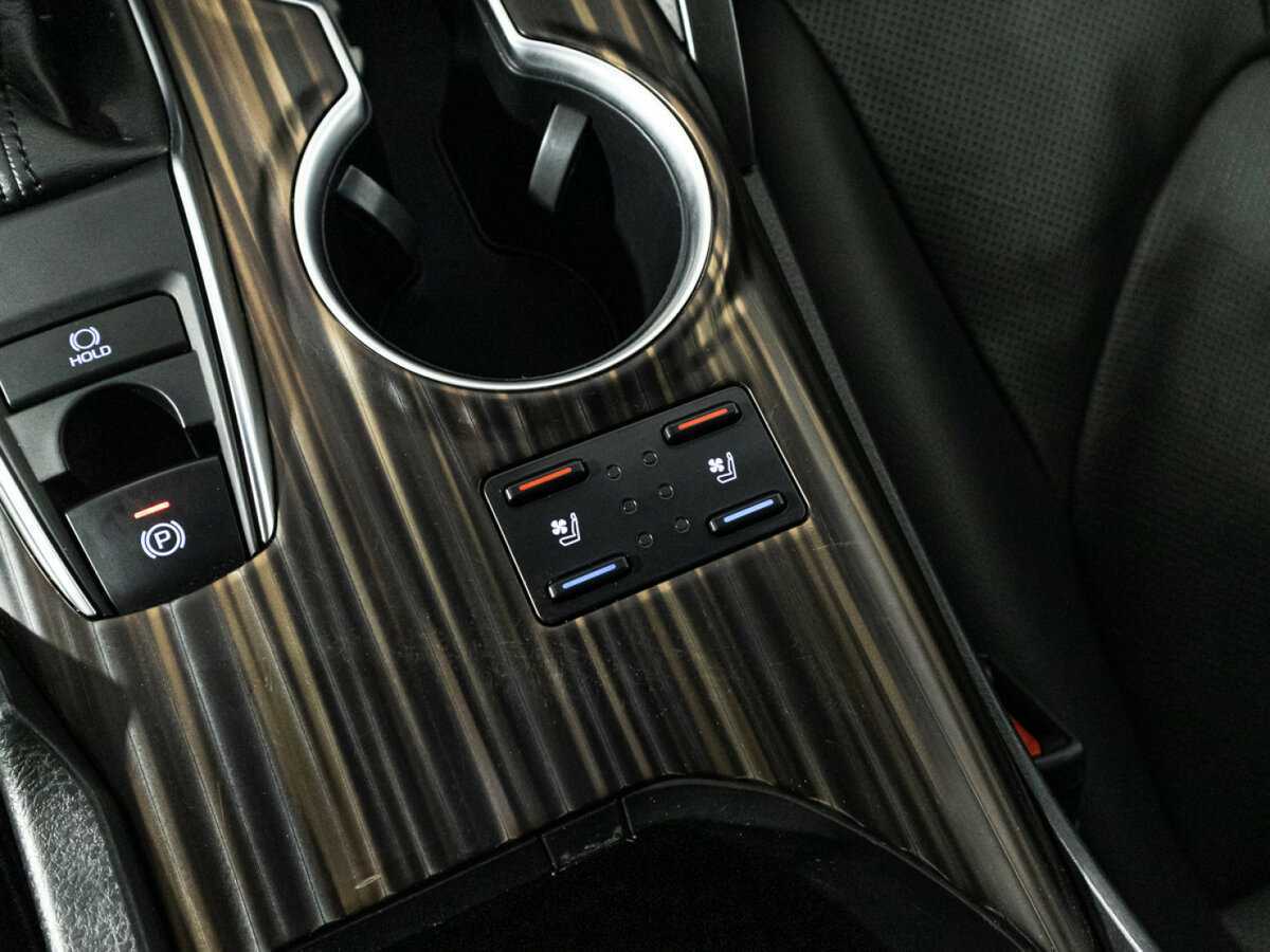 Toyota Camry с пробегом — 2018 год. Фото: #20