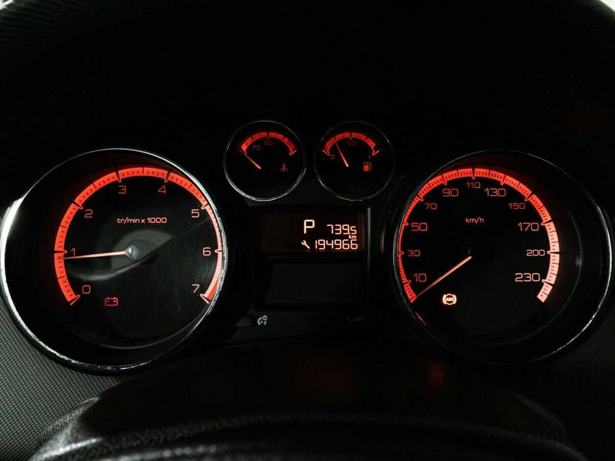 Peugeot 308 с пробегом — 2010 год. Фото: #11