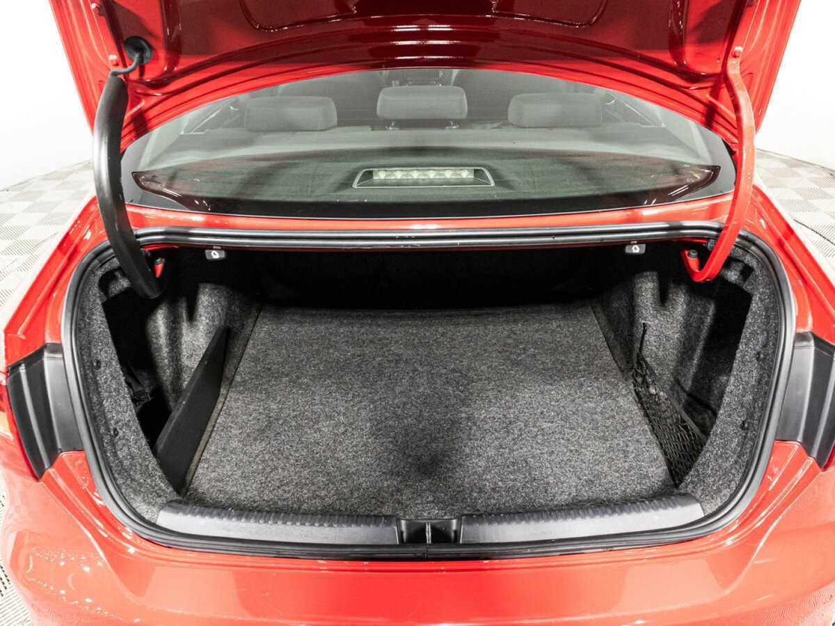 Volkswagen Jetta с пробегом — 2012 год. Фото: #14