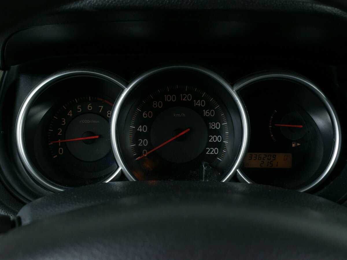 Nissan Tiida с пробегом — 2008 год. Фото: #10