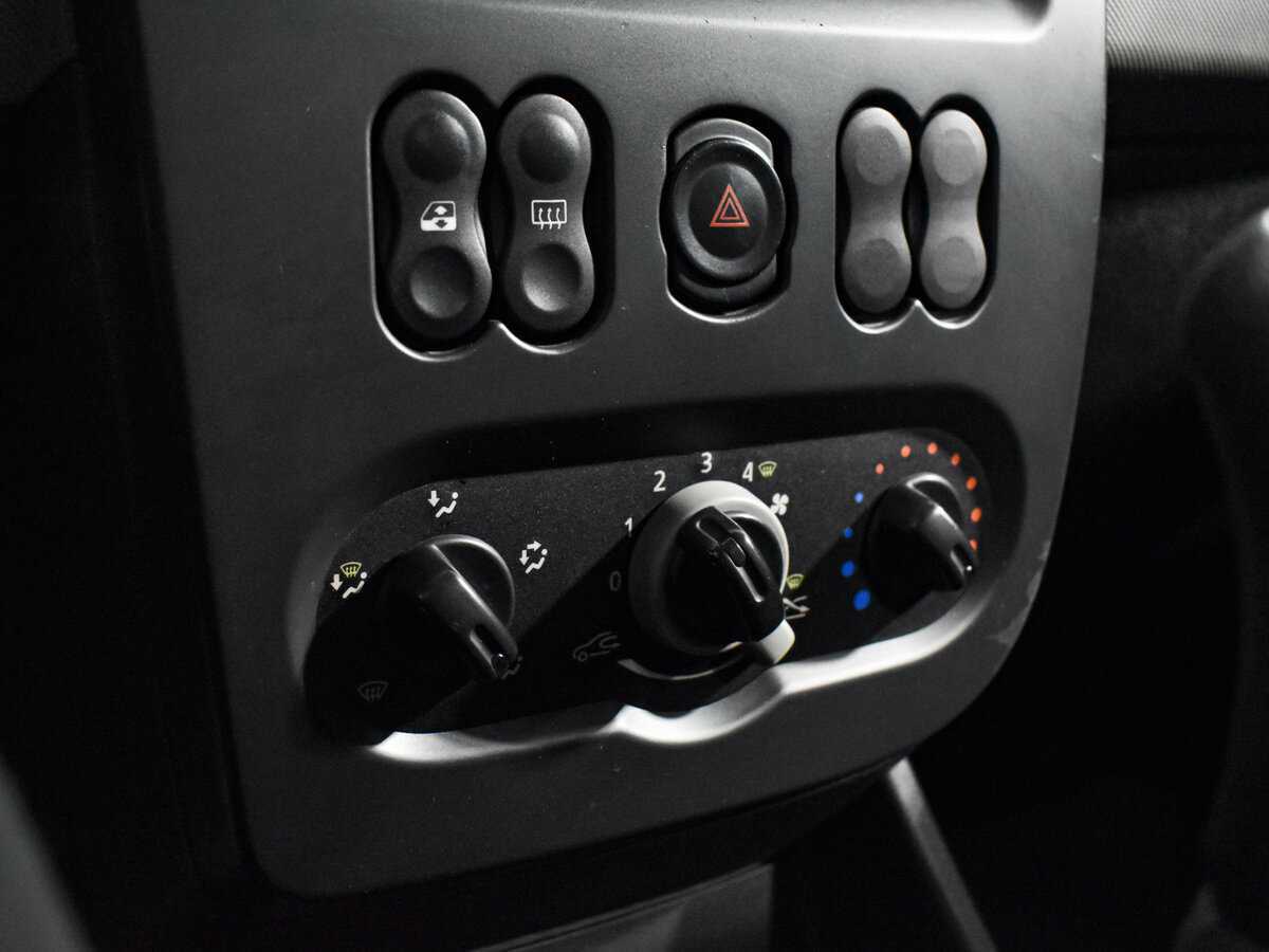 Renault Sandero с пробегом — 2011 год. Фото: #15