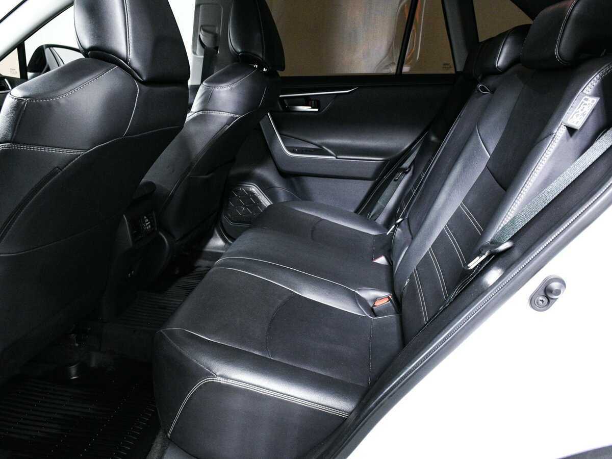 Toyota RAV4 с пробегом — 2022 год. Фото: #9
