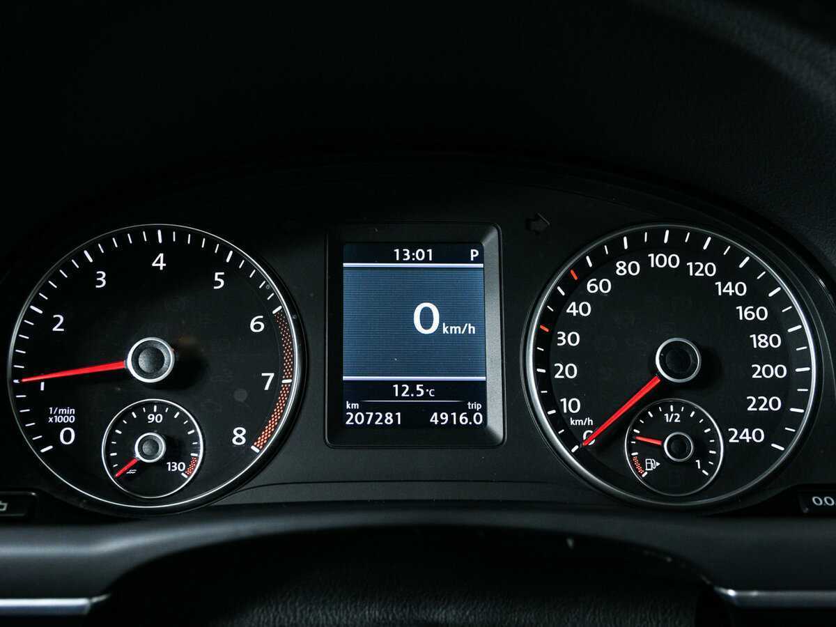 Volkswagen Touran с пробегом — 2012 год. Фото: #9