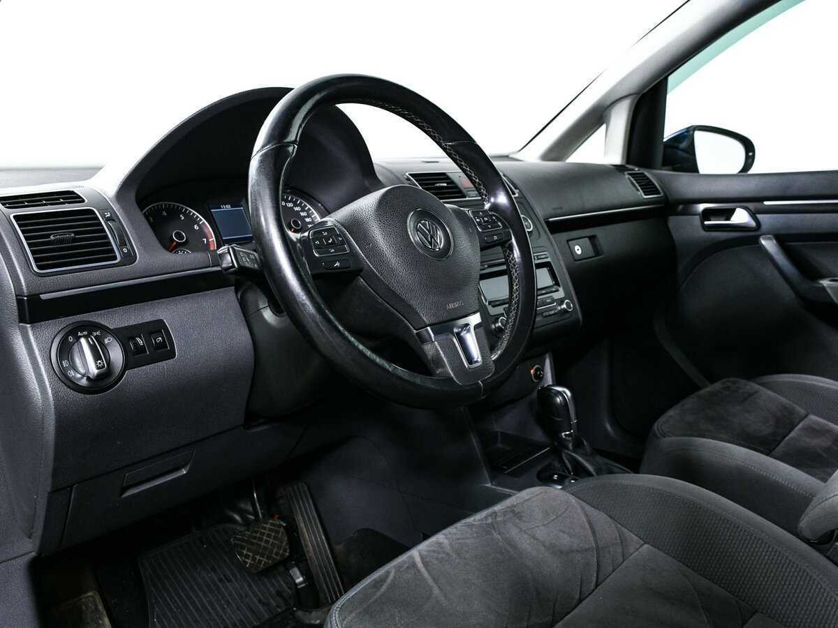 Volkswagen Touran с пробегом — 2012 год. Фото: #12