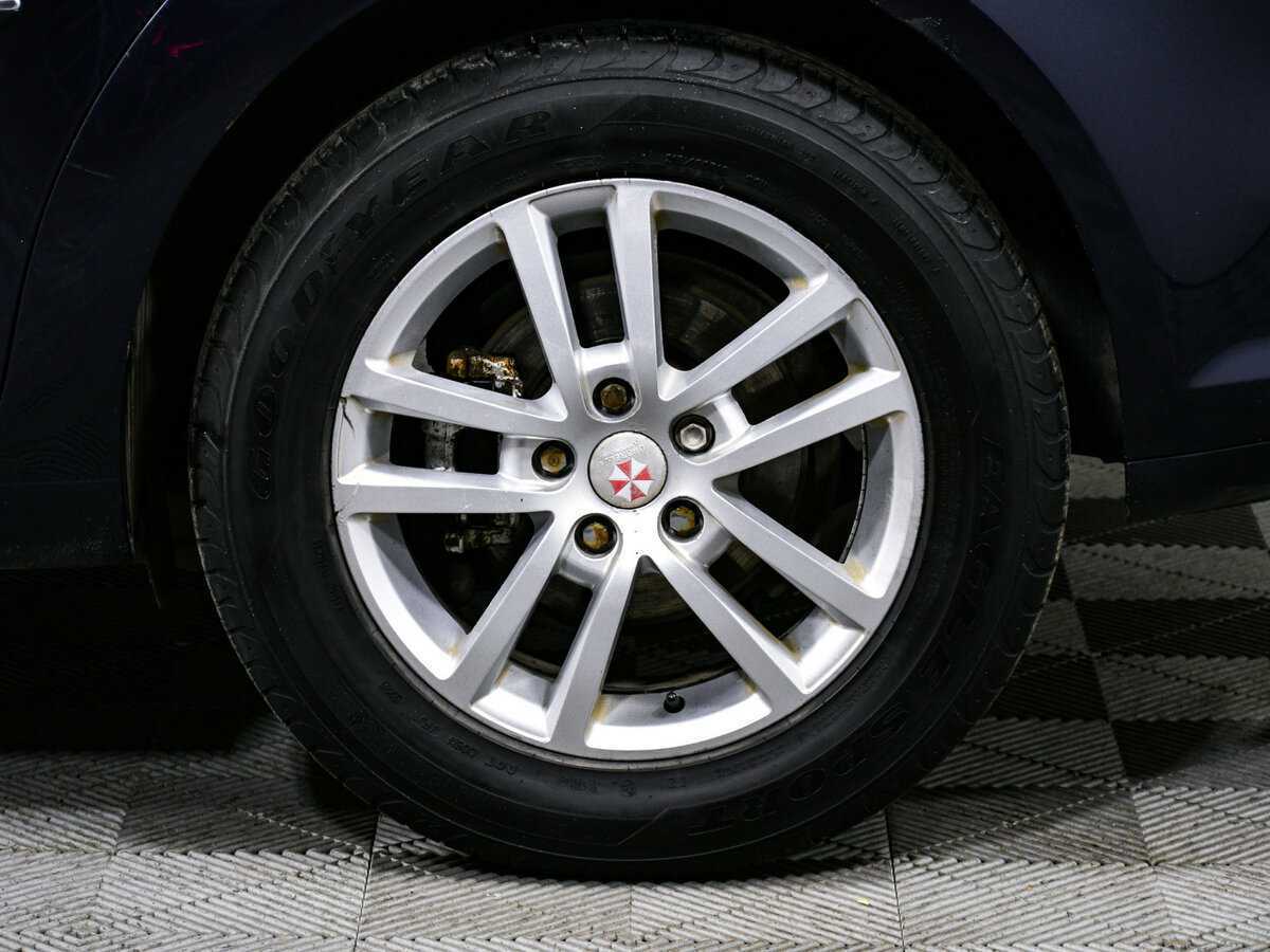 Volkswagen Touran с пробегом — 2012 год. Фото: #13