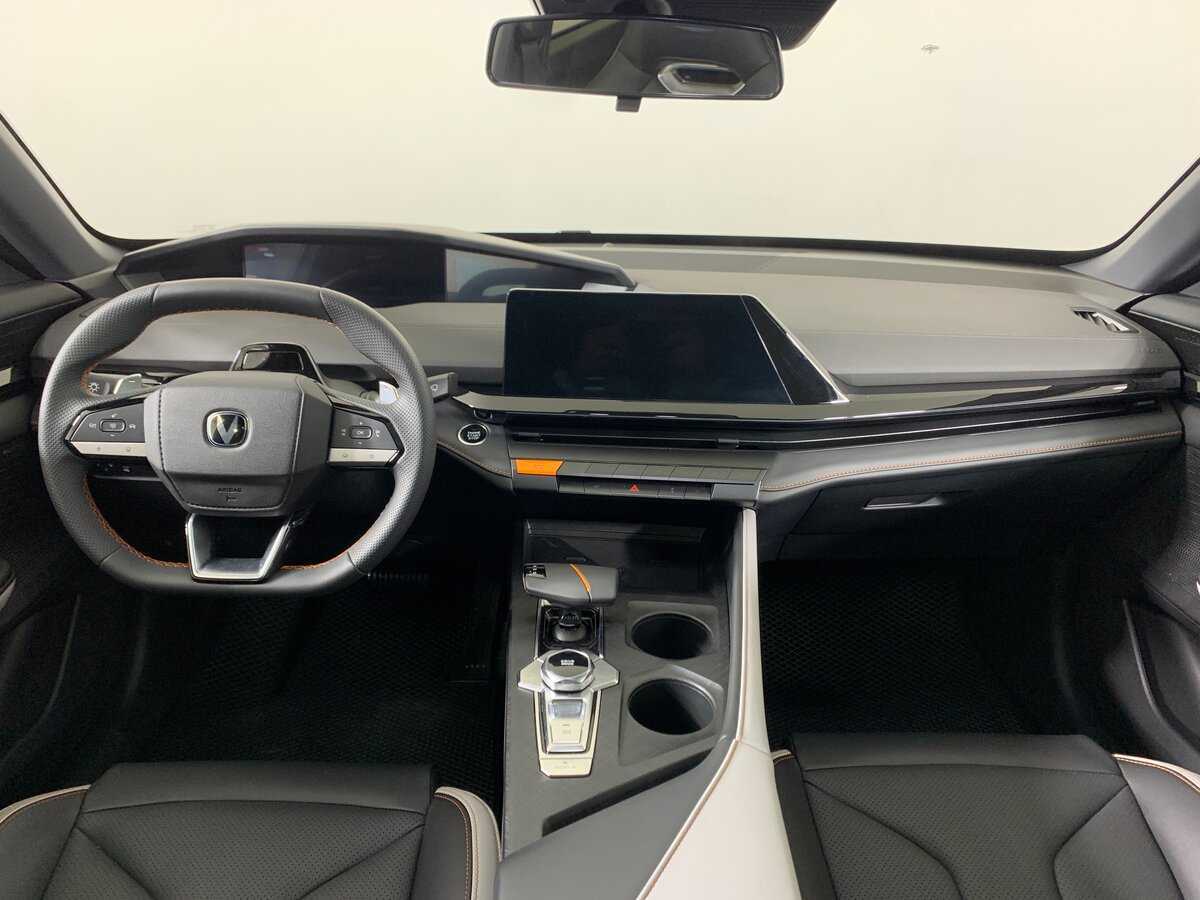 Changan UNI-V с пробегом — 2024 год. Фото: #12