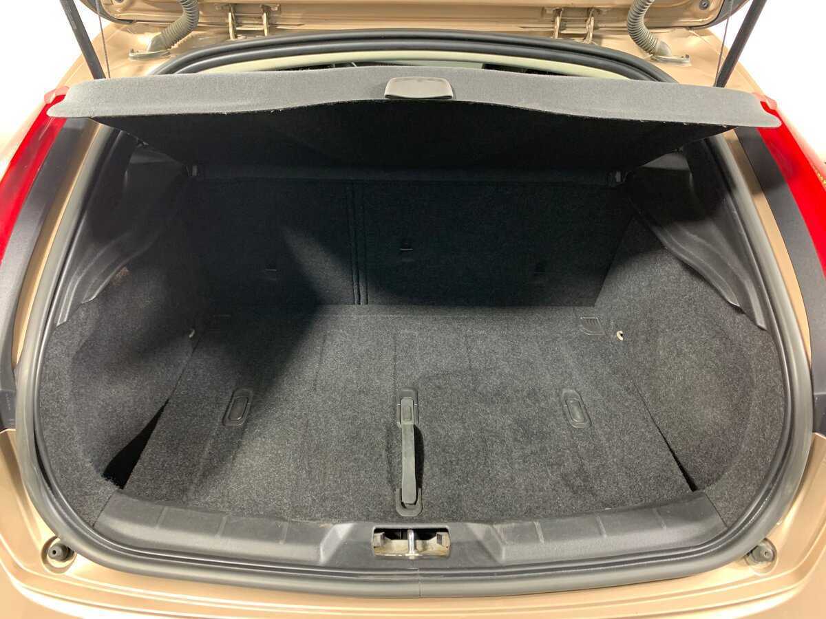 Volvo V40 с пробегом — 2015 год. Фото: #19