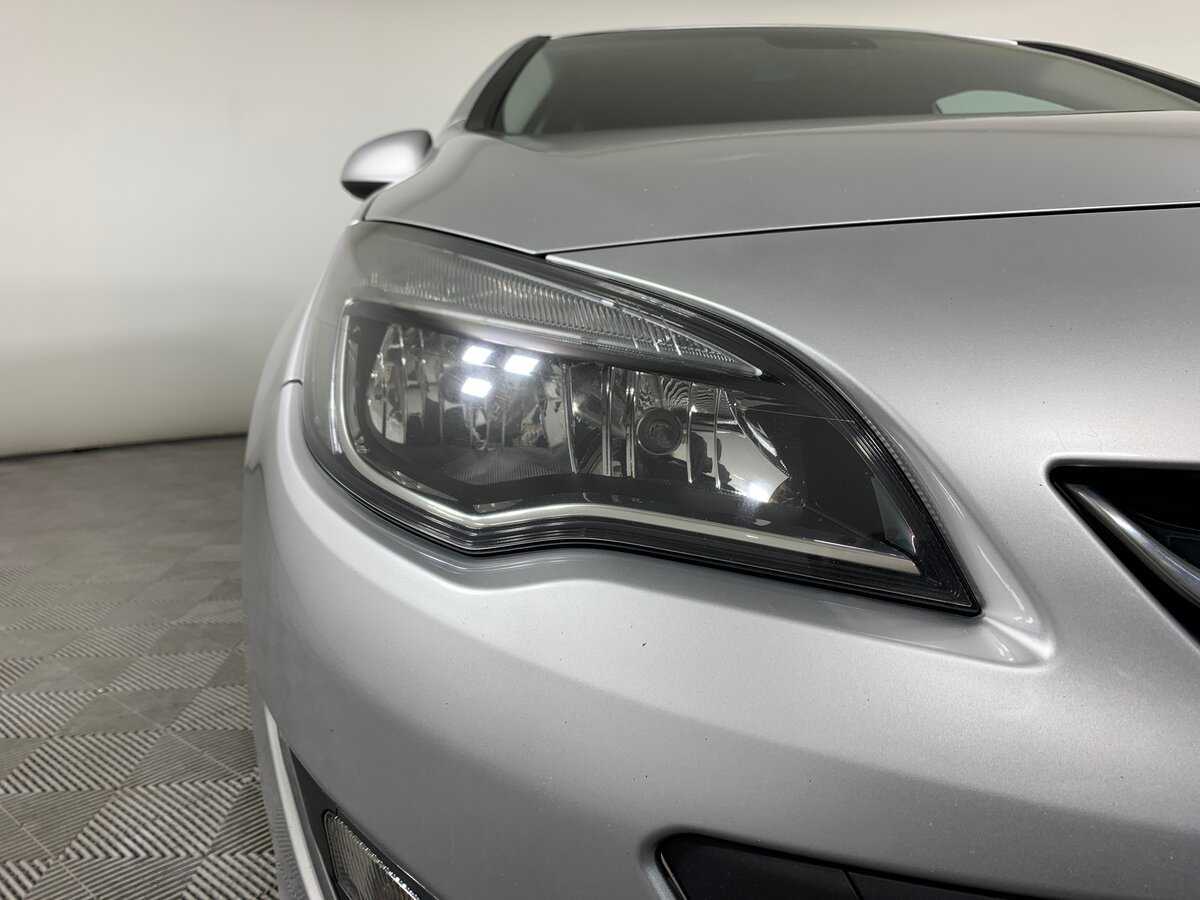 Opel Astra с пробегом — 2012 год. Фото: #9