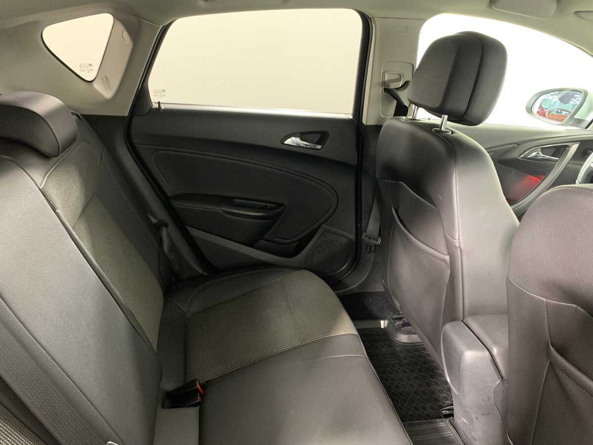 Opel Astra с пробегом — 2012 год. Фото: #17