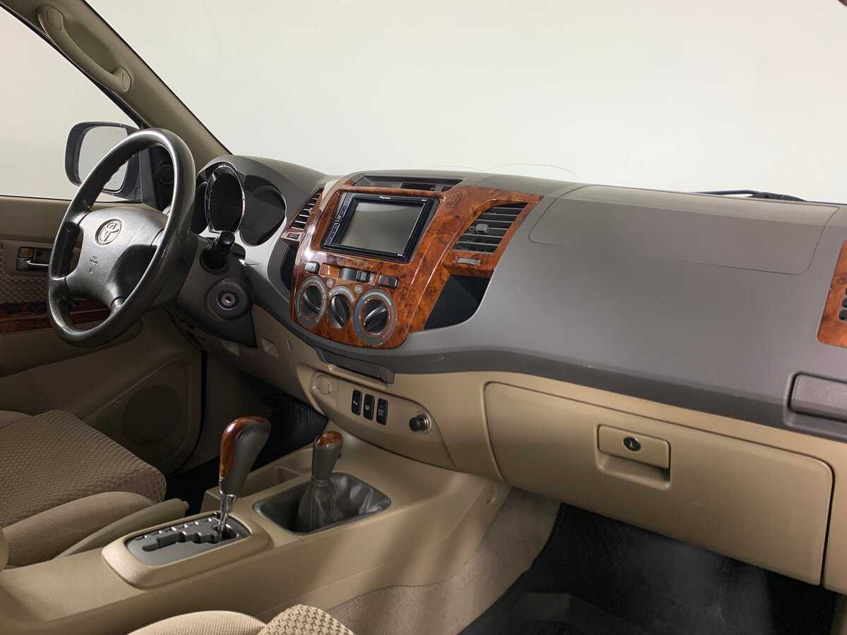 Toyota Fortuner с пробегом — 2011 год. Фото: #10