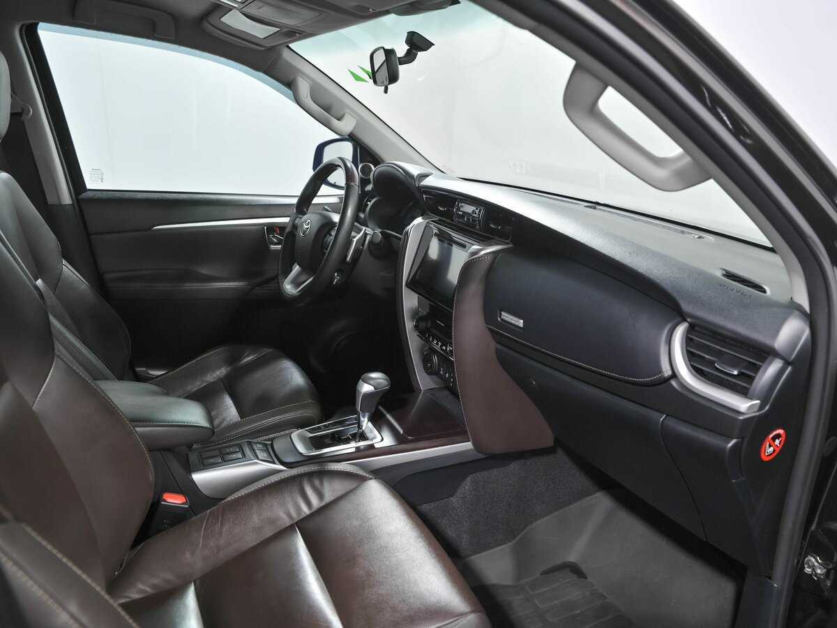 Toyota Fortuner с пробегом — 2017 год. Фото: #19