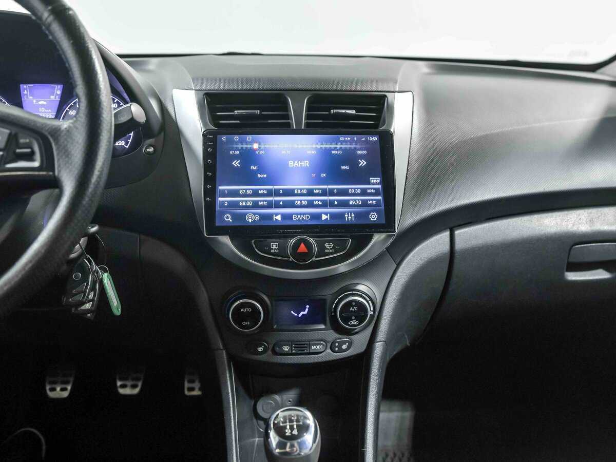 Hyundai Solaris с пробегом — 2011 год. Фото: #7