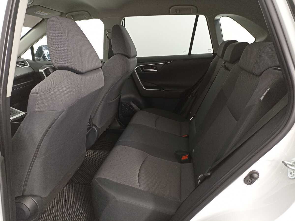 Toyota RAV4 с пробегом — 2021 год. Фото: #11