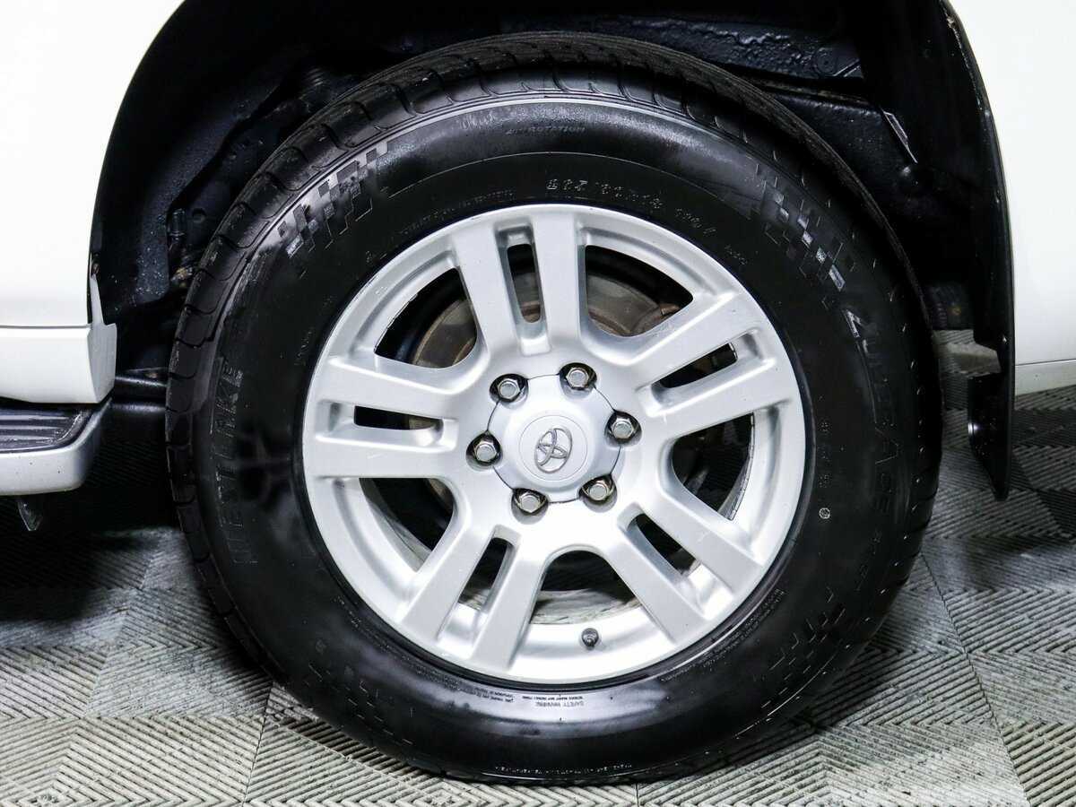 Toyota Land Cruiser Prado с пробегом — 2010 год. Фото: #11