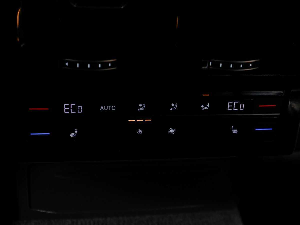 Volkswagen Touareg с пробегом — 2018 год. Фото: #17