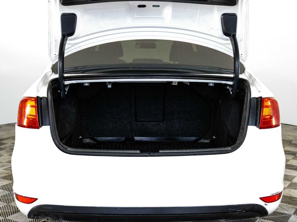 Volkswagen Jetta с пробегом — 2012 год. Фото: #14