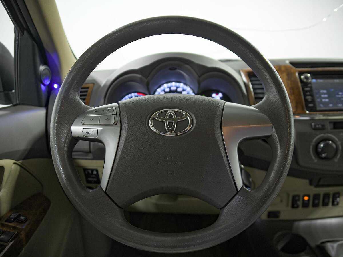 Toyota Fortuner с пробегом — 2012 год. Фото: #7
