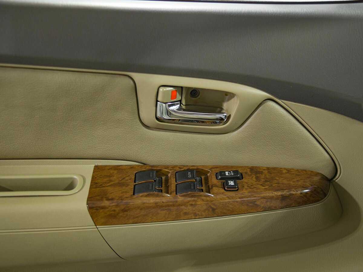 Toyota Fortuner с пробегом — 2012 год. Фото: #10