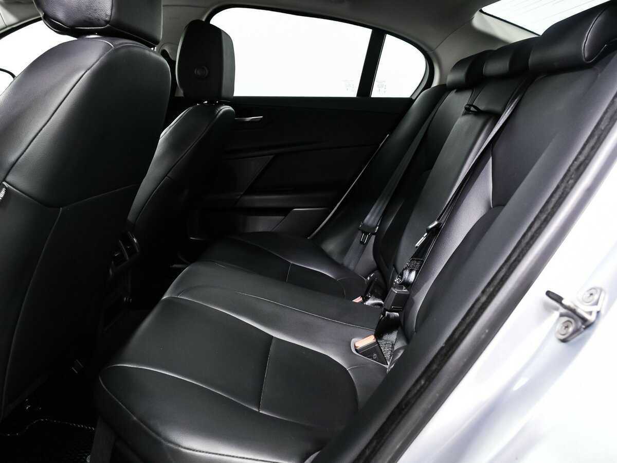 Jaguar XE с пробегом — 2018 год. Фото: #12