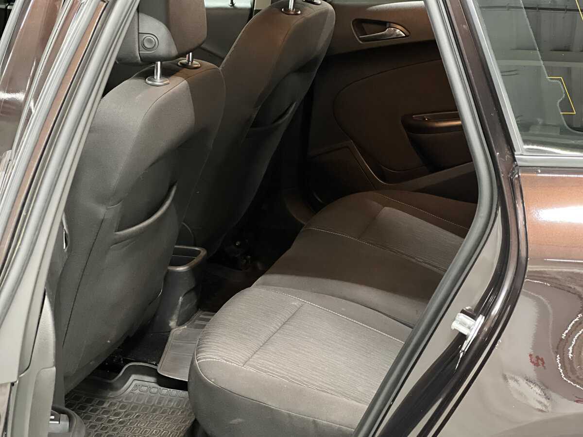 Opel Astra с пробегом — 2013 год. Фото: #11