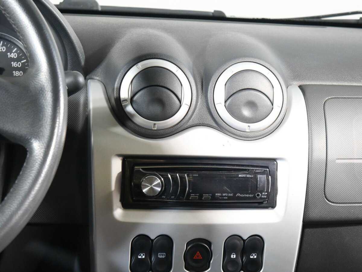 Renault Sandero с пробегом — 2011 год. Фото: #8