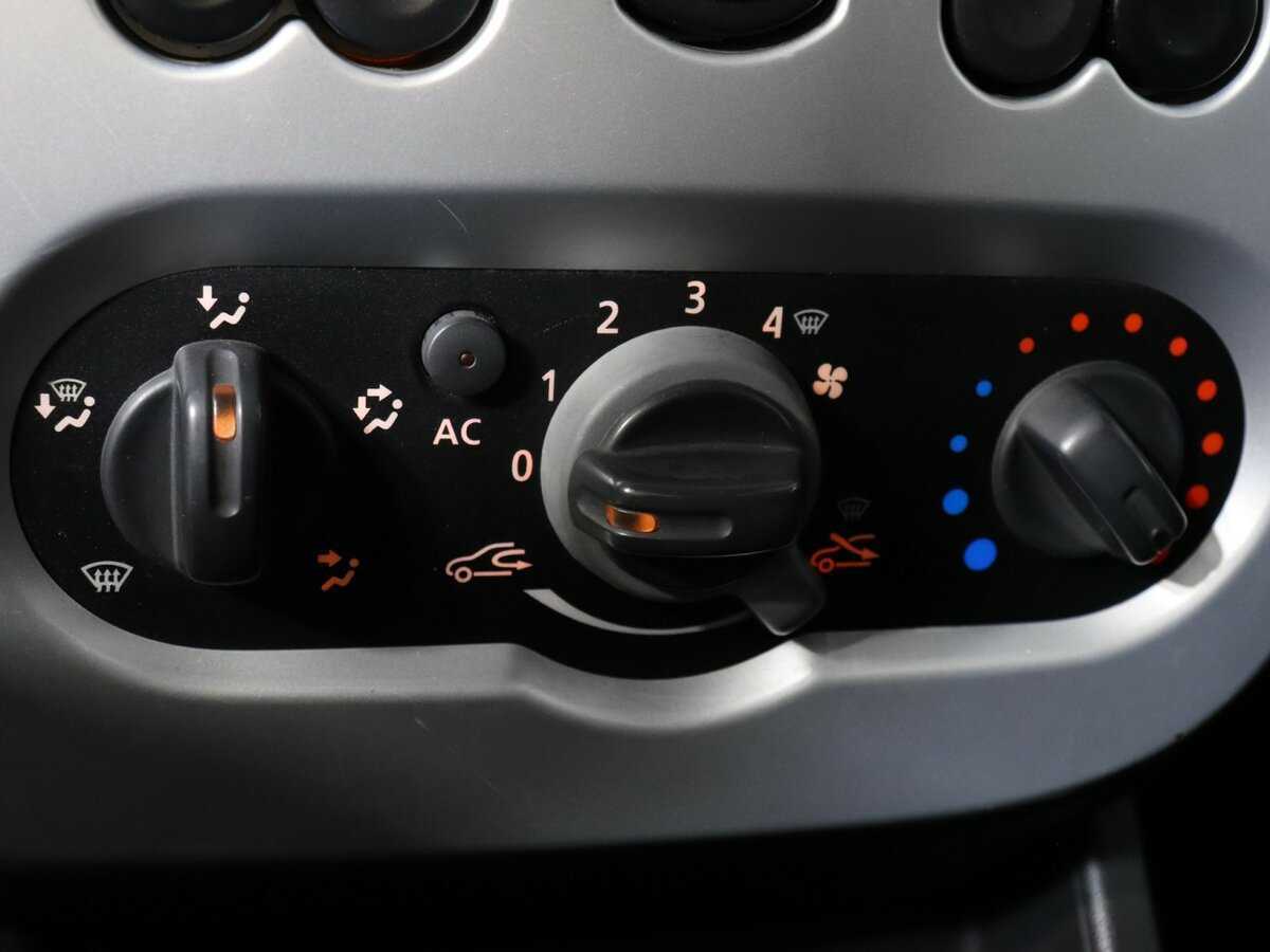 Renault Sandero с пробегом — 2011 год. Фото: #11