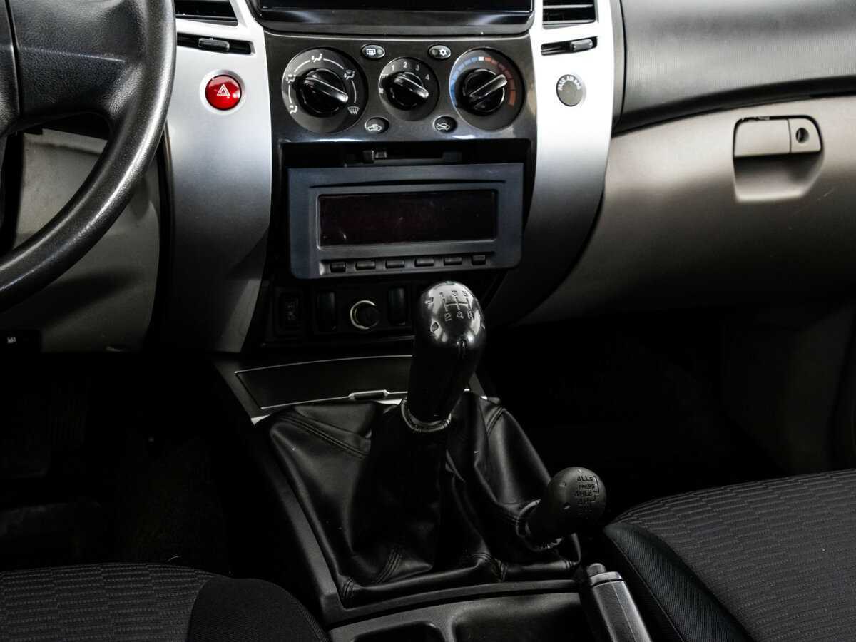 Mitsubishi Pajero Sport с пробегом — 2011 год. Фото: #9