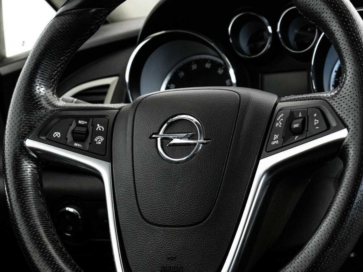 Opel Astra с пробегом — 2012 год. Фото: #12