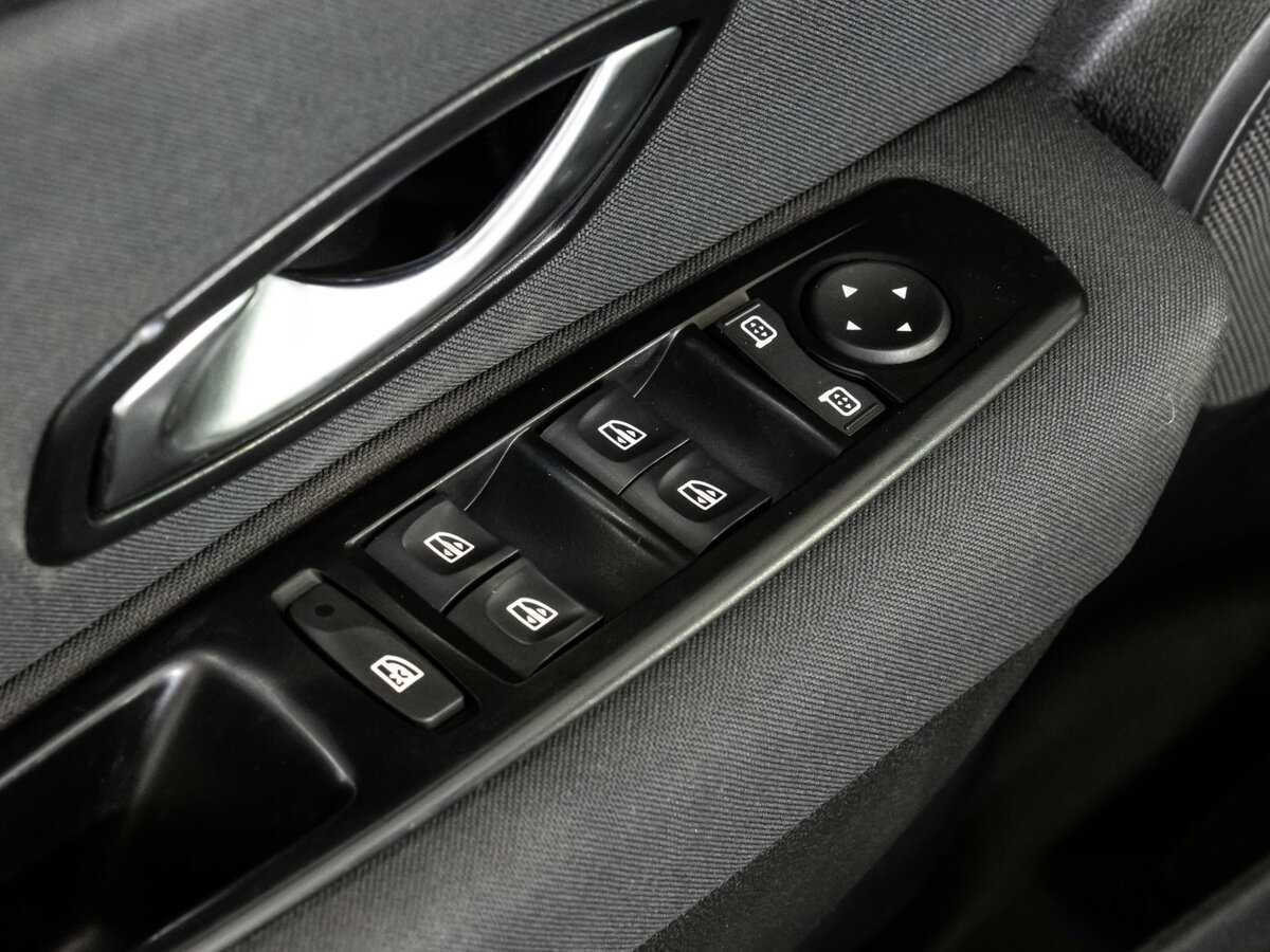 Renault Fluence с пробегом — 2011 год. Фото: #12