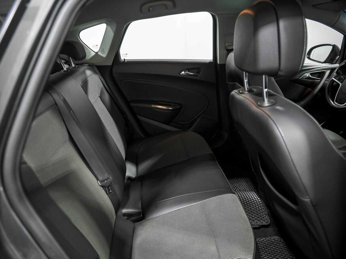 Opel Astra с пробегом — 2011 год. Фото: #12