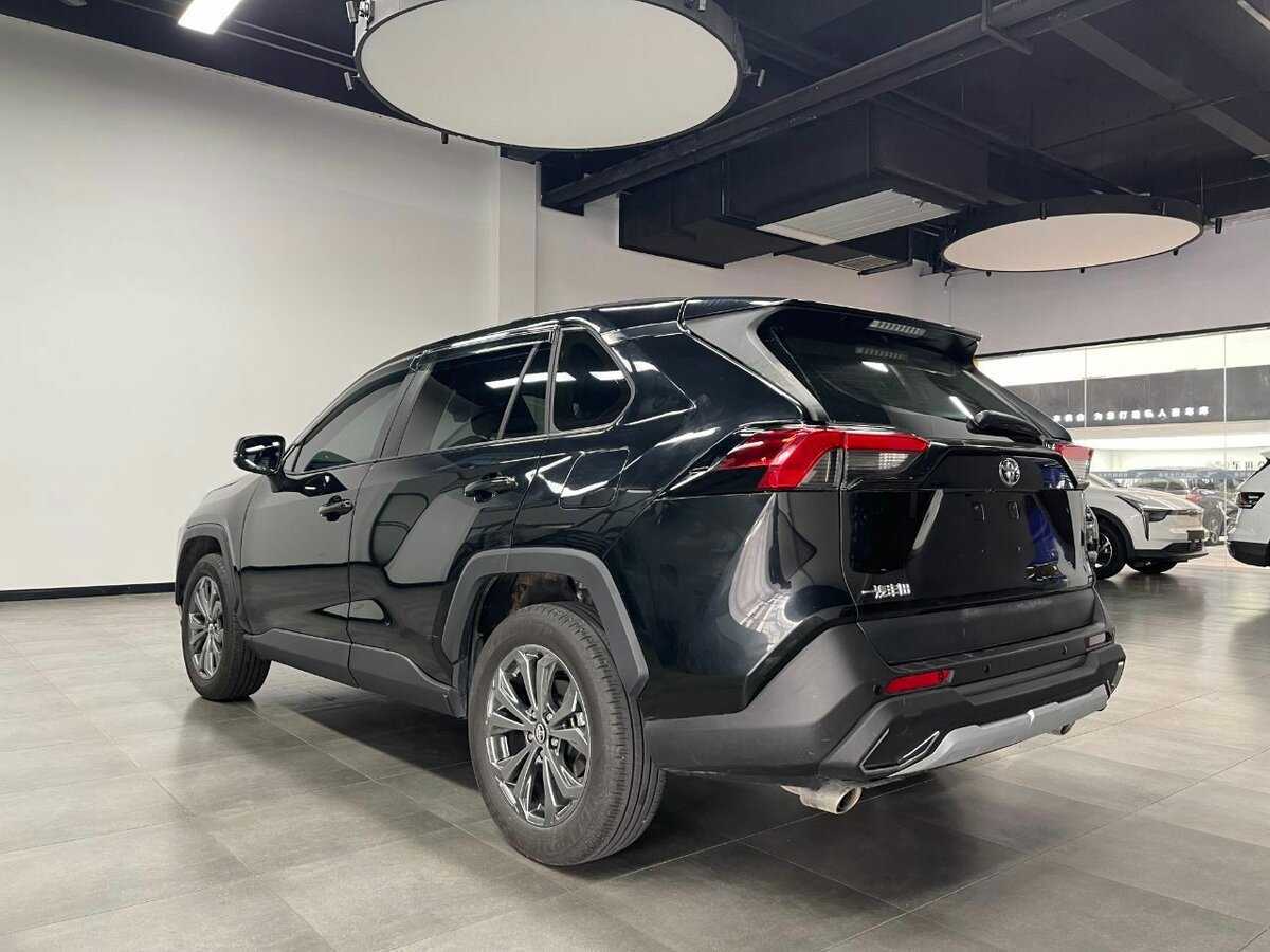 Toyota RAV4 с пробегом — 2023 год. Фото: #3
