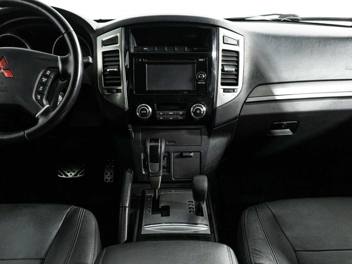 Mitsubishi Pajero с пробегом — 2015 год. Фото: #11