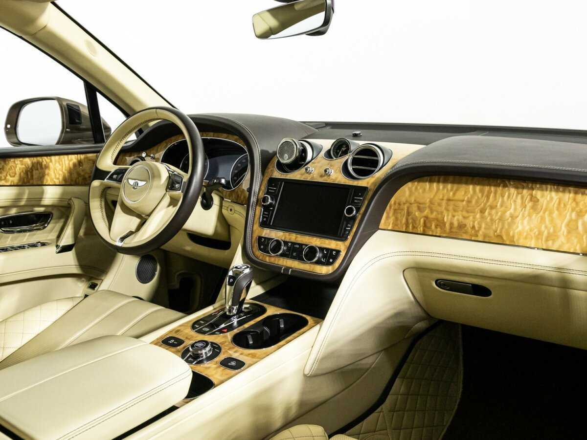 Bentley Bentayga с пробегом — 2016 год. Фото: #8