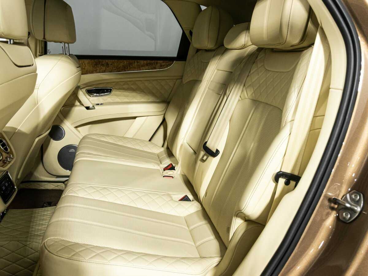 Bentley Bentayga с пробегом — 2016 год. Фото: #9