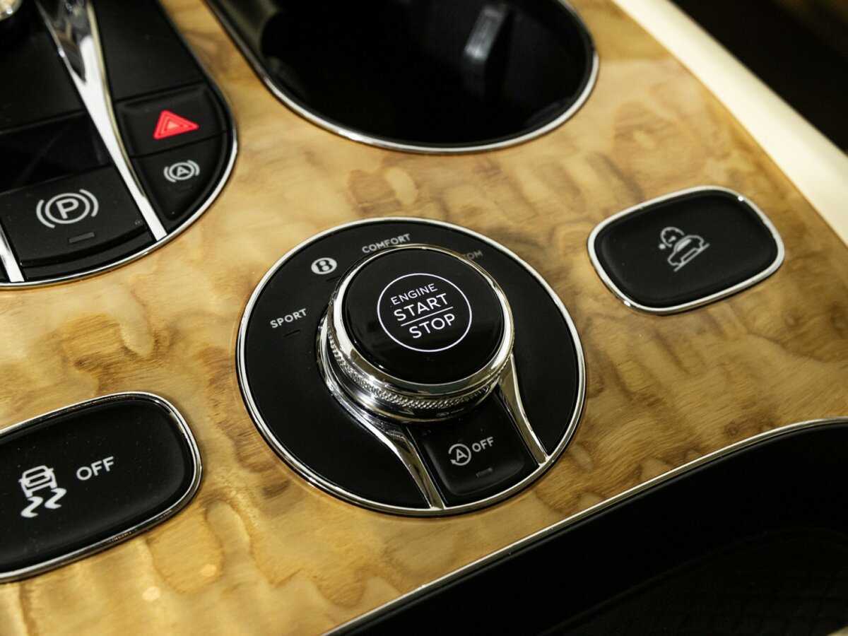 Bentley Bentayga с пробегом — 2016 год. Фото: #21