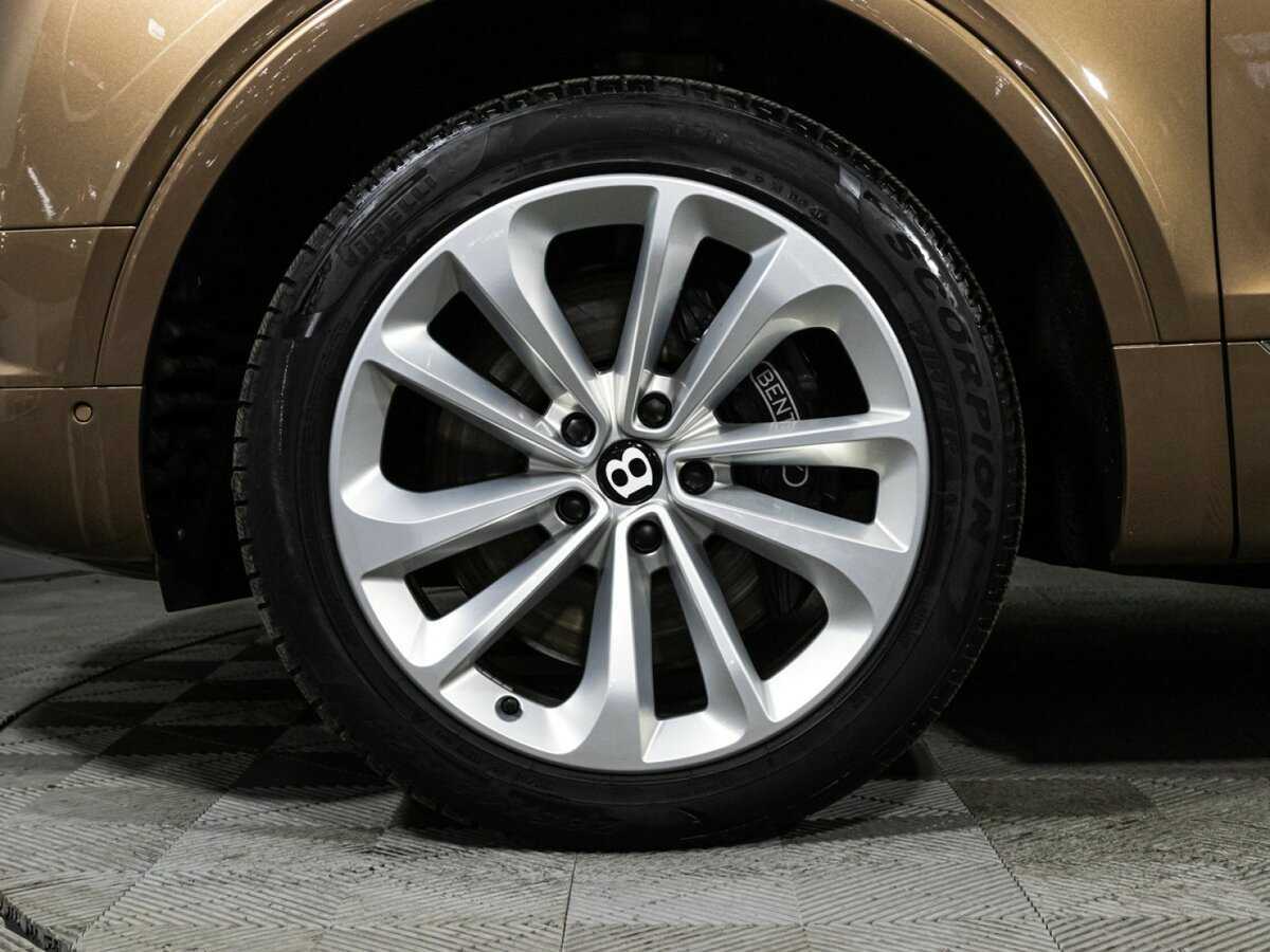 Bentley Bentayga с пробегом — 2016 год. Фото: #32