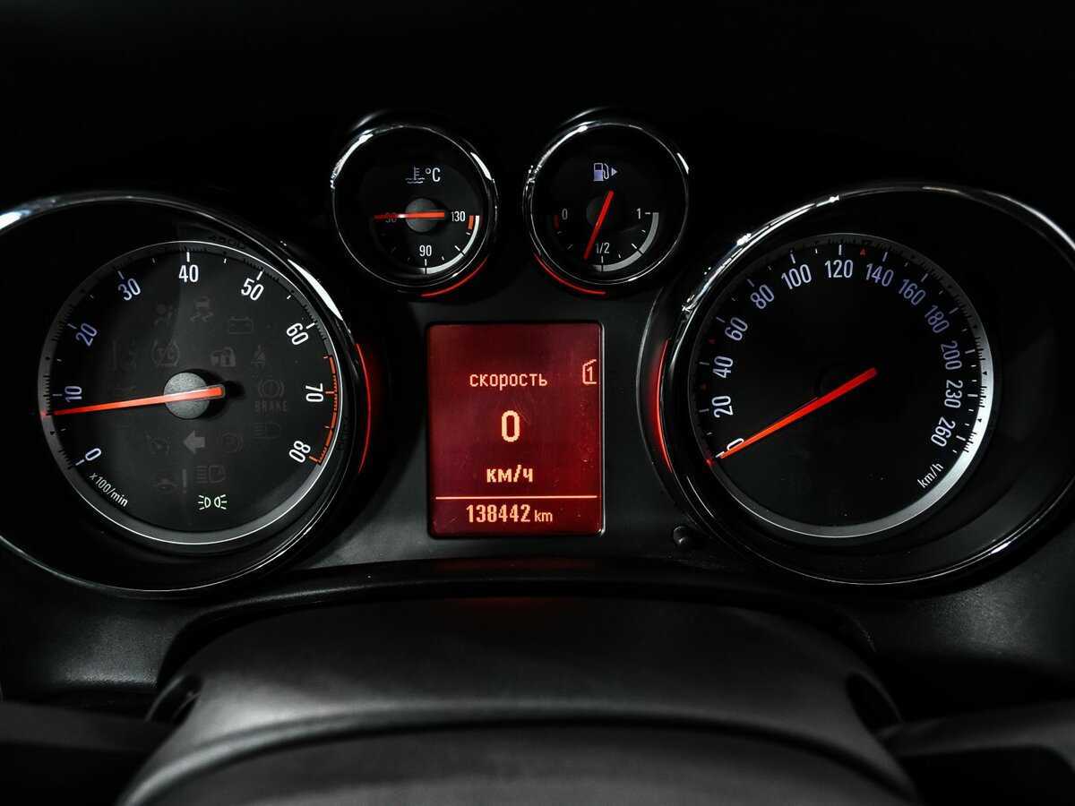 Opel Astra с пробегом — 2011 год. Фото: #9