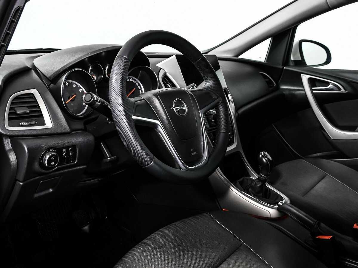 Opel Astra с пробегом — 2011 год. Фото: #11