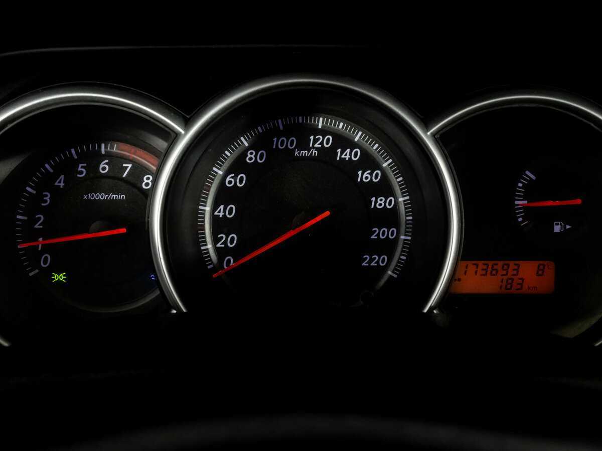 Nissan Tiida с пробегом — 2011 год. Фото: #11