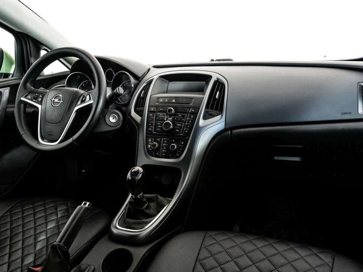 Opel Astra с пробегом — 2011 год. Фото: #6